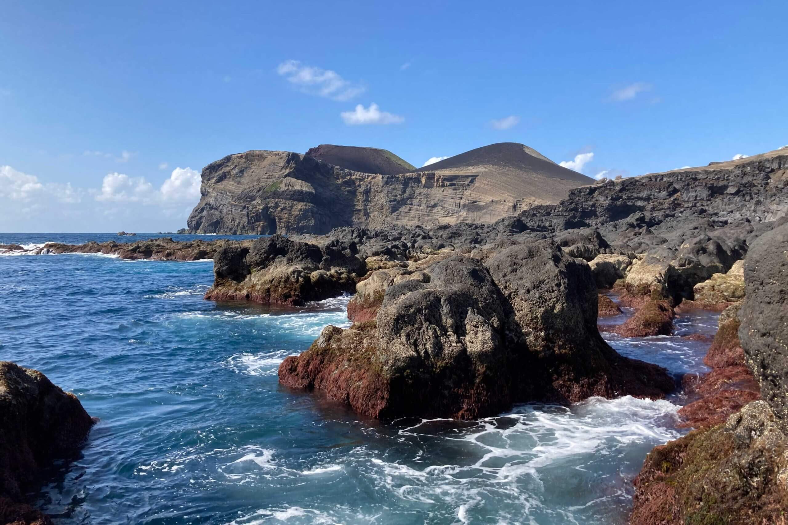 Vulcao dos capelinhos visto do porto do comprido lugar magico para canoagem em caiaque ou stand up paddle SUP insuflável